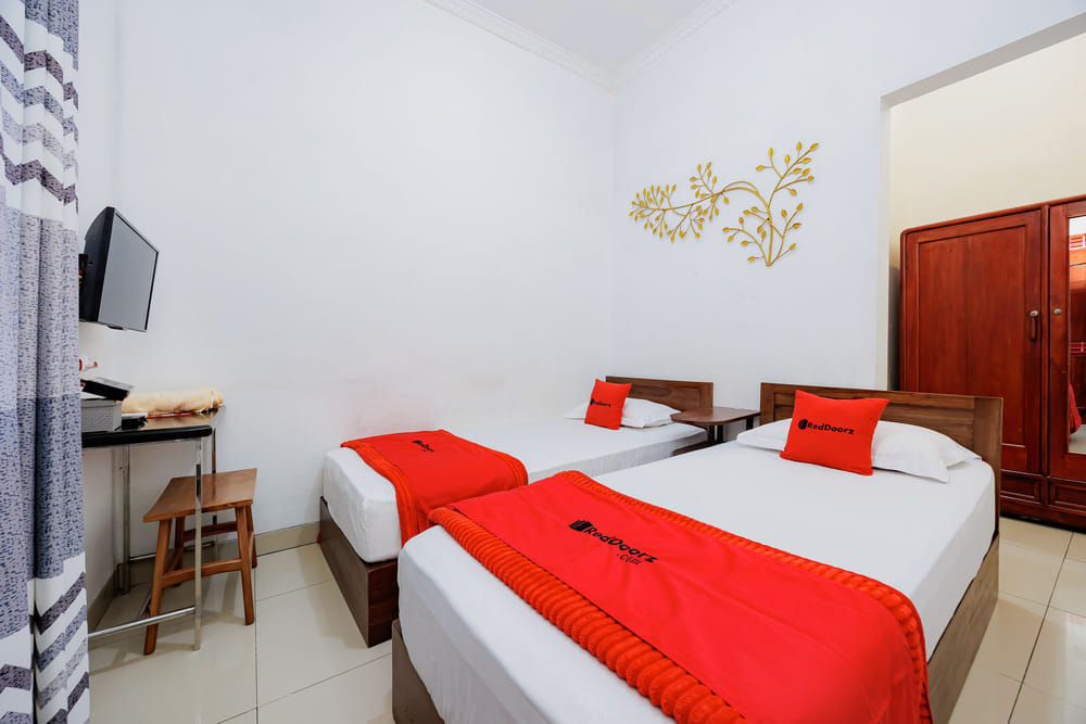 RedDoorz Twin Room