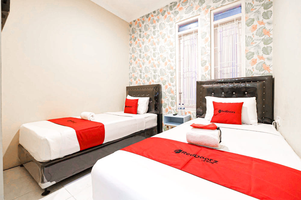 RedDoorz Twin Room