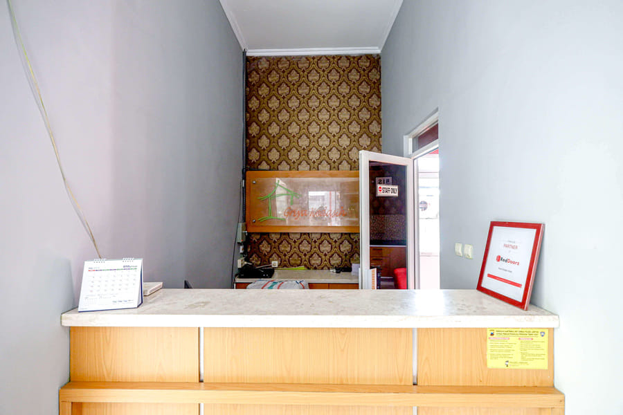 RedDoorz near Solo Square 3