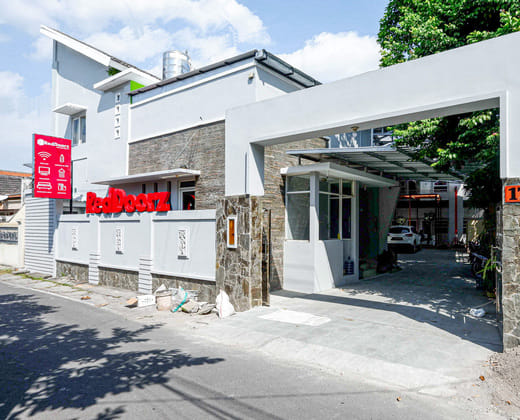 RedDoorz near Solo Square 3