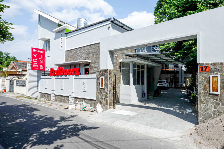 RedDoorz near Solo Square 3