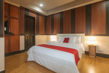 RedDoorz Plus @ Canley Residential