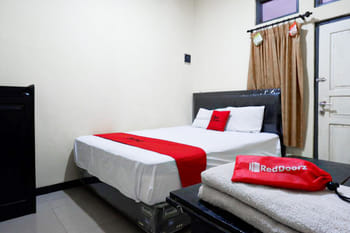 RedDoorz near GOR Wisanggeni