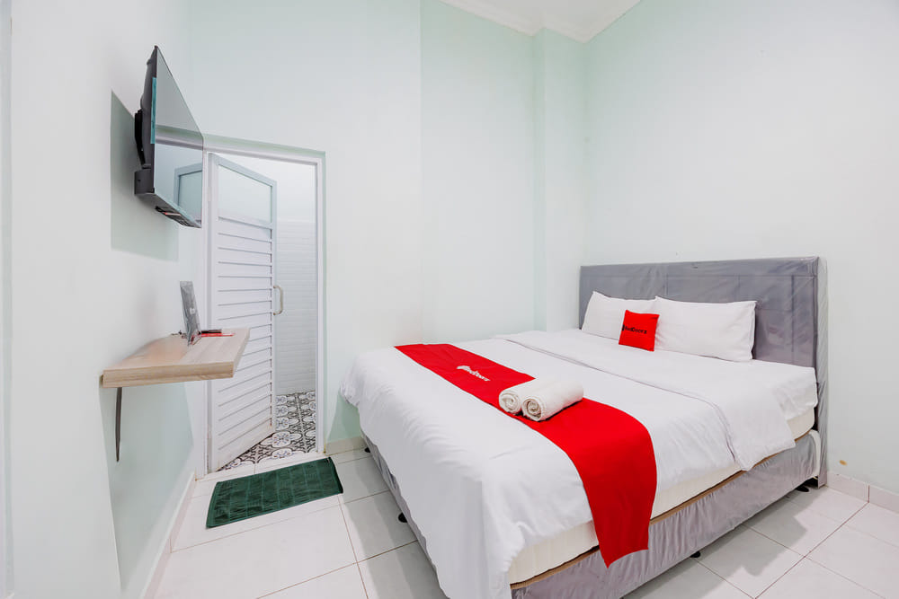 RedDoorz Deluxe Room