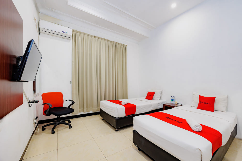 RedDoorz Twin Room