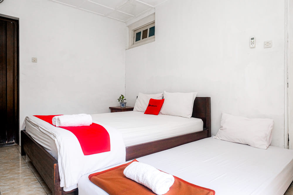 RedDoorz Family Room
