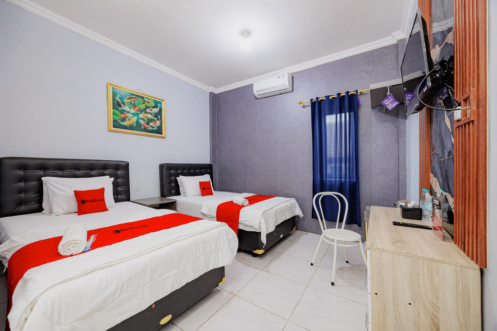 RedDoorz Twin Room
