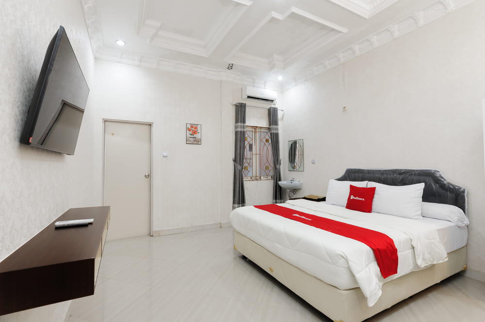 RedDoorz Deluxe Room