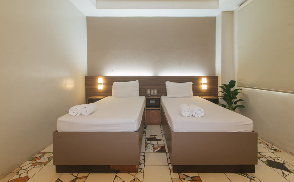 RedDoorz Twin Room