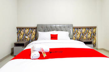 RedDoorz Syariah near GOR Satria Area