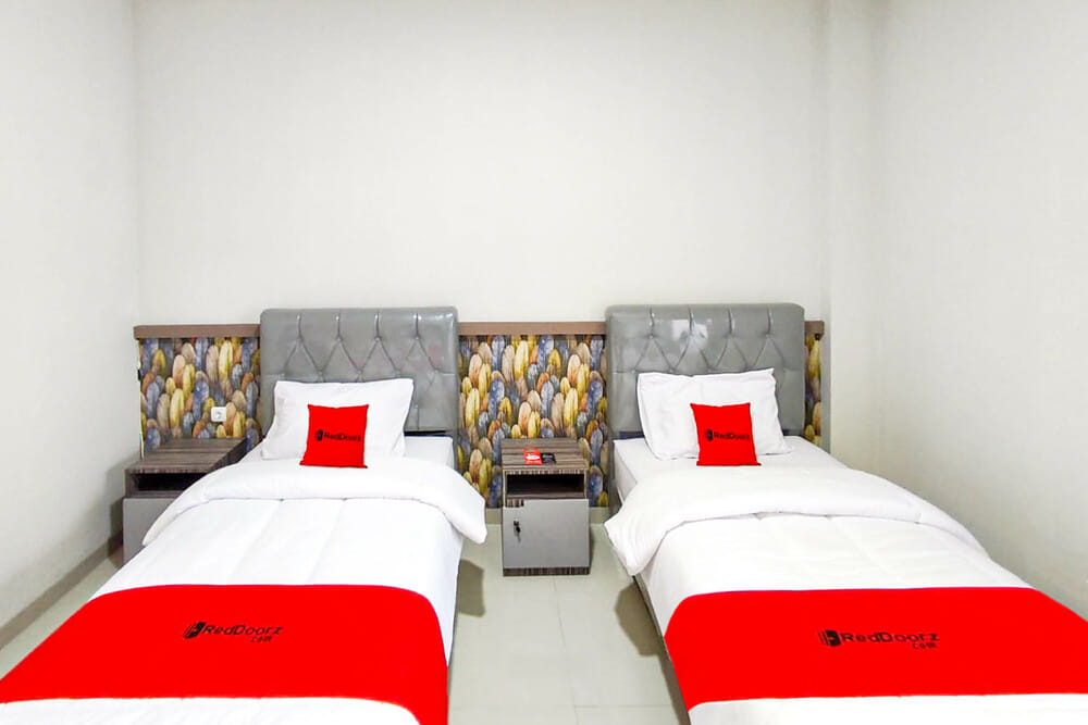 RedDoorz Twin Room