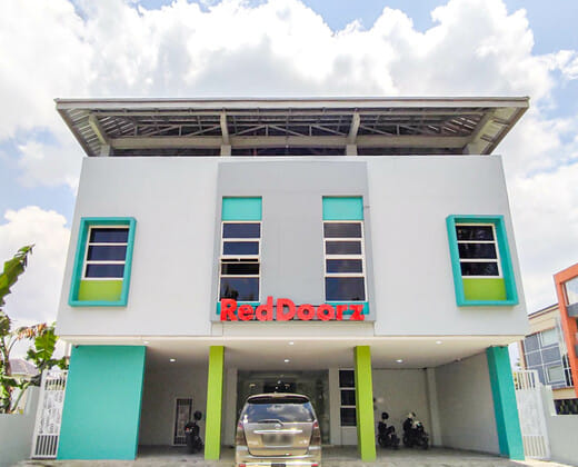 RedDoorz Syariah near GOR Satria Area
