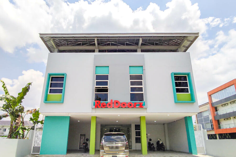 RedDoorz Syariah near GOR Satria Area