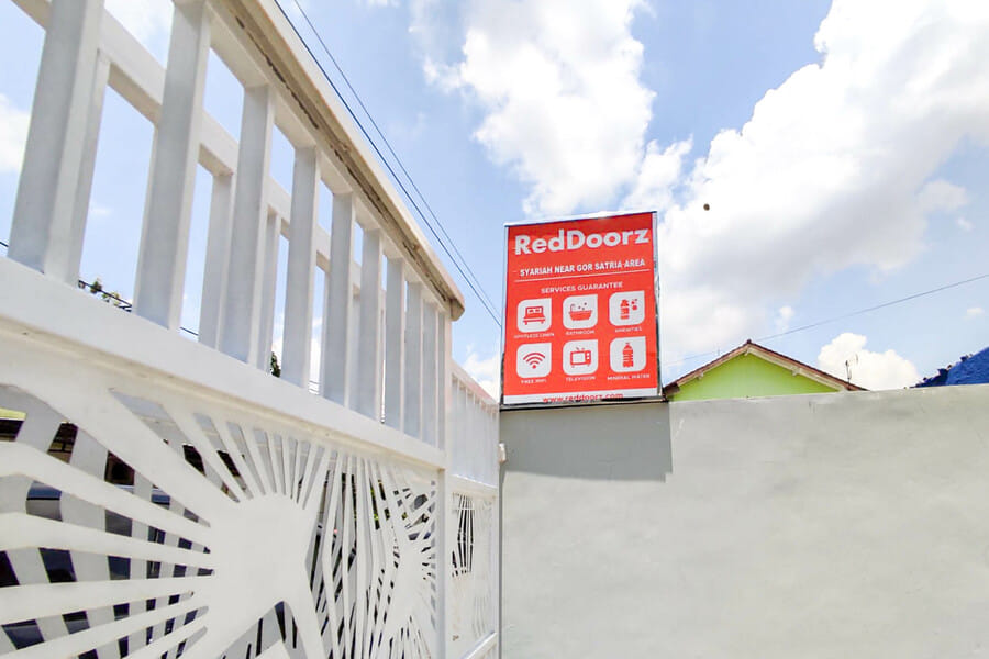RedDoorz Syariah near GOR Satria Area