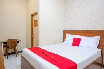 RedDoorz near GOR Satria 3