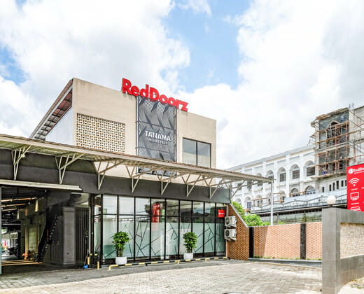 RedDoorz near GOR Satria 3