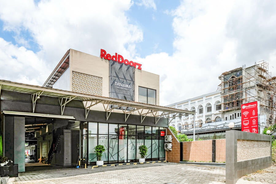 RedDoorz near GOR Satria 3