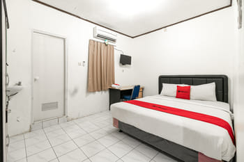 RedDoorz near Pondok Indah Water Park