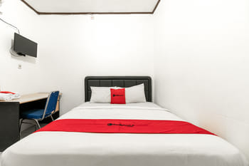 RedDoorz near Pondok Indah Water Park