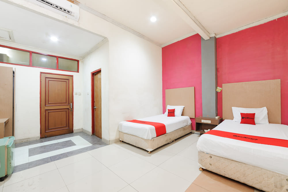 RedDoorz Deluxe Twin Room