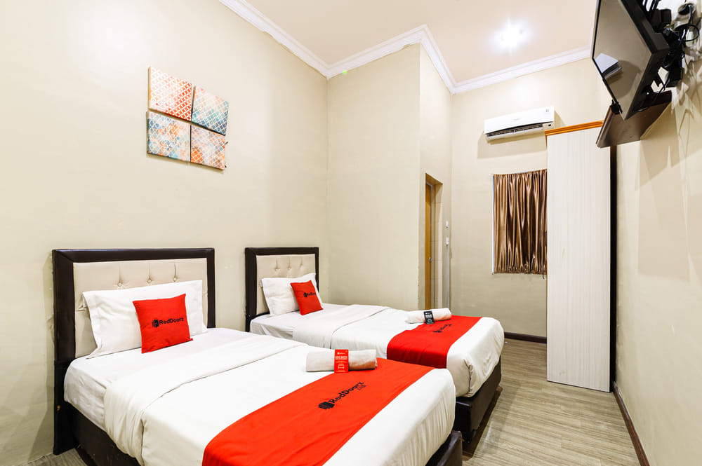 RedDoorz Twin Room