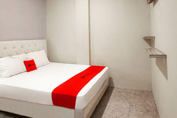 Reddoorz @Deluxe Hotel near Terminal Purabaya Bungurasih