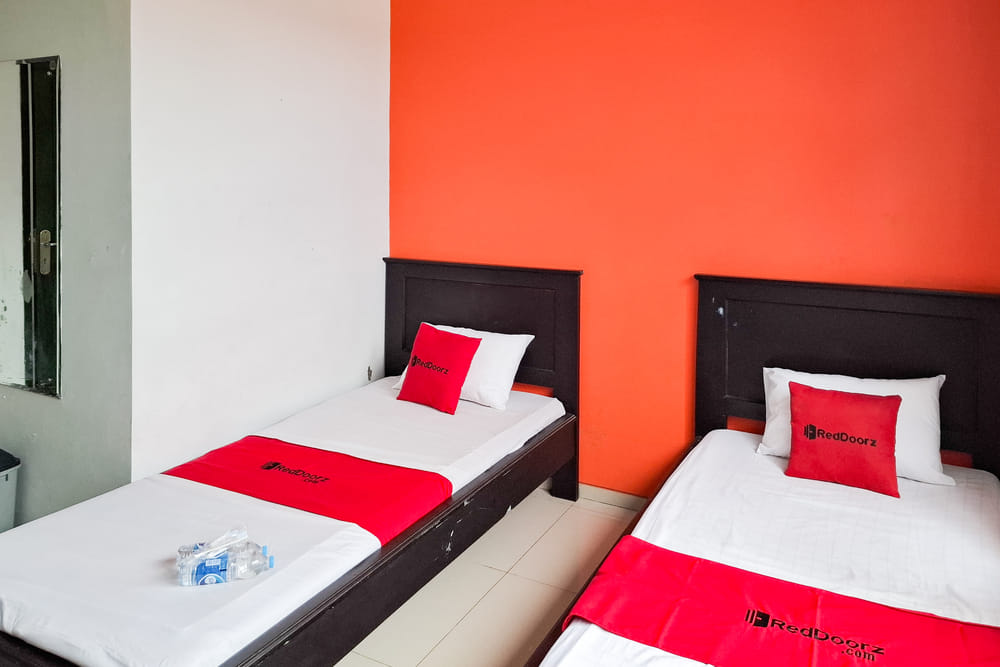 RedDoorz Twin Room