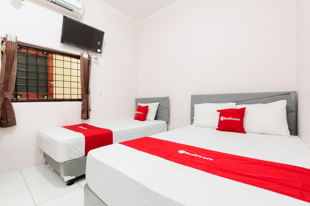 RedDoorz Deluxe Twin Room