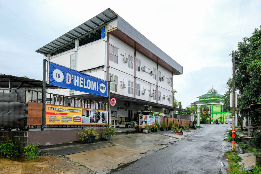 Urbanview Hotel DHelomi Homestay near UPN Veteran