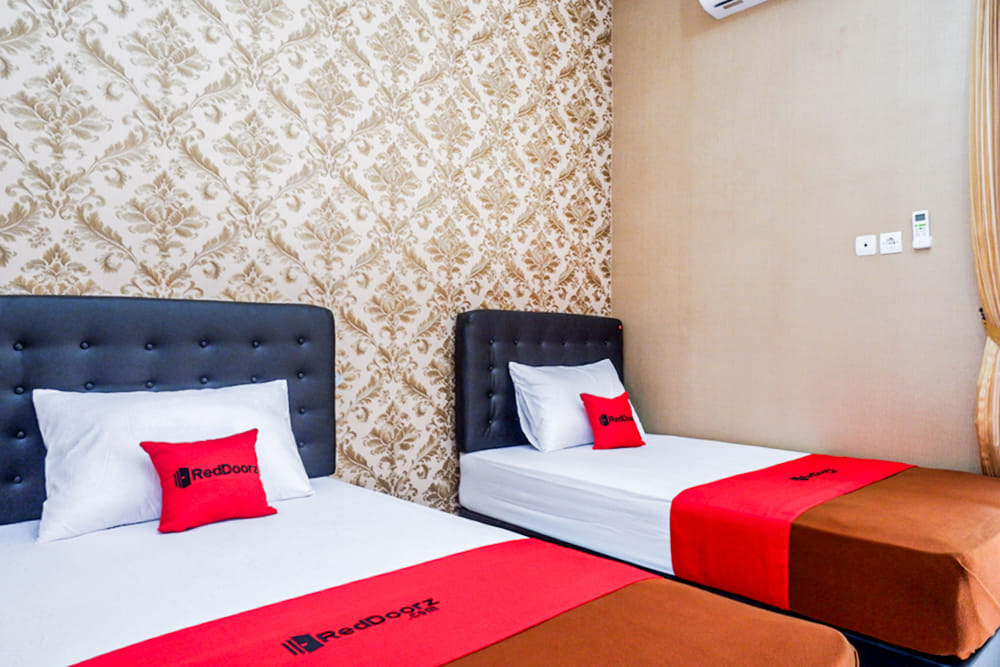 RedDoorz Twin Room
