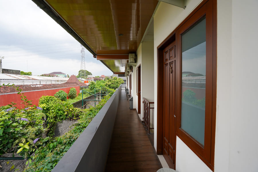 Urbanview Hotel Syariah Griya Asri Patran near Tugu Station