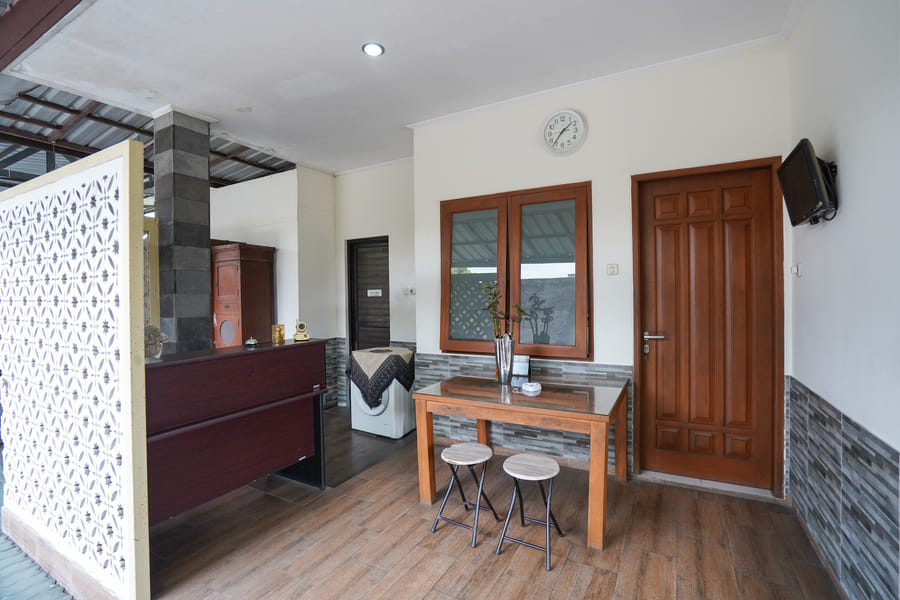 Urbanview Hotel Syariah Griya Asri Patran near Tugu Station