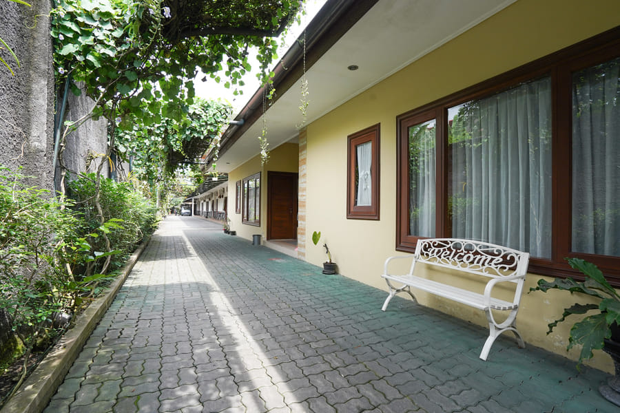 Urbanview Hotel Syariah Griya Asri Patran near Tugu Station