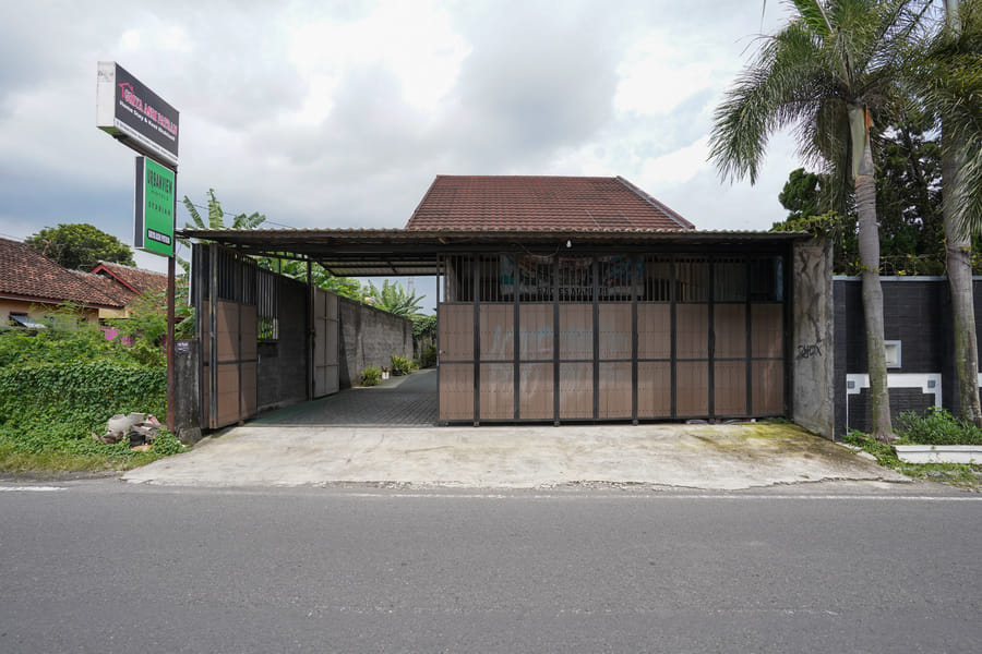 Urbanview Hotel Syariah Griya Asri Patran near Tugu Station