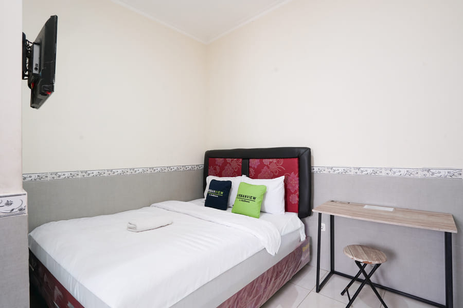 Urbanview Hotel Syariah Griya Asri Patran near Tugu Station