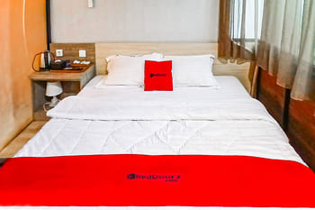 RedDoorz @ Yocia Village Ciawi