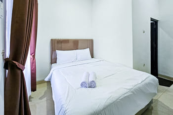 Urbanview Hotel Cahaya Guest House