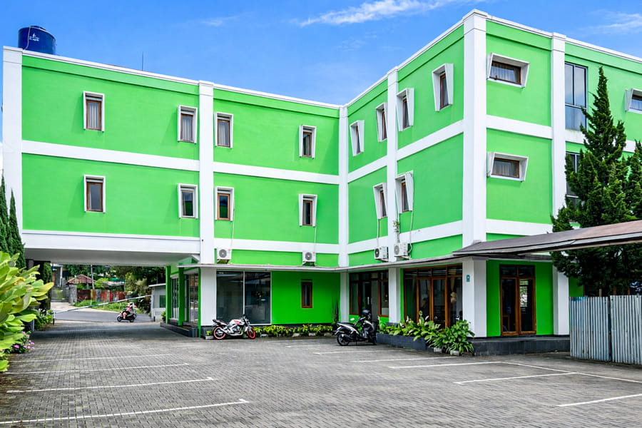 RedDoorz Plus @ Jalan Raya Lembang