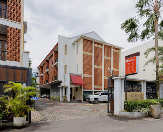 RedDoorz Premium near Ragunan Zoo 2