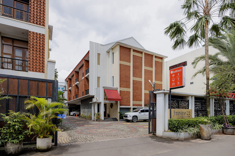 RedDoorz Premium near Ragunan Zoo 2