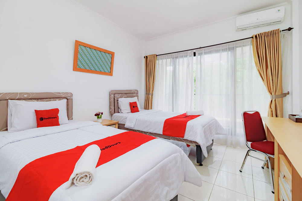 RedDoorz Deluxe Twin Room