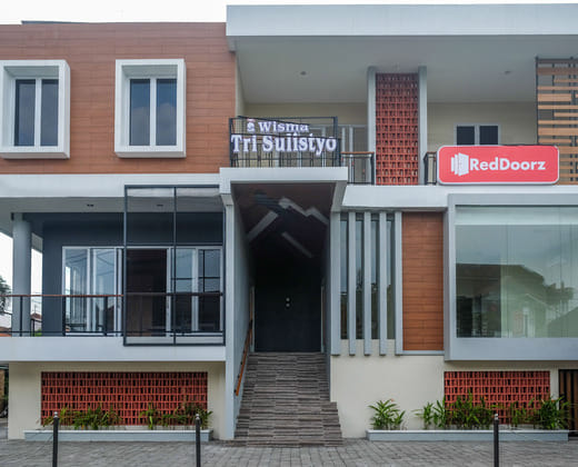 RedDoorz Plus near UMS Solo 2