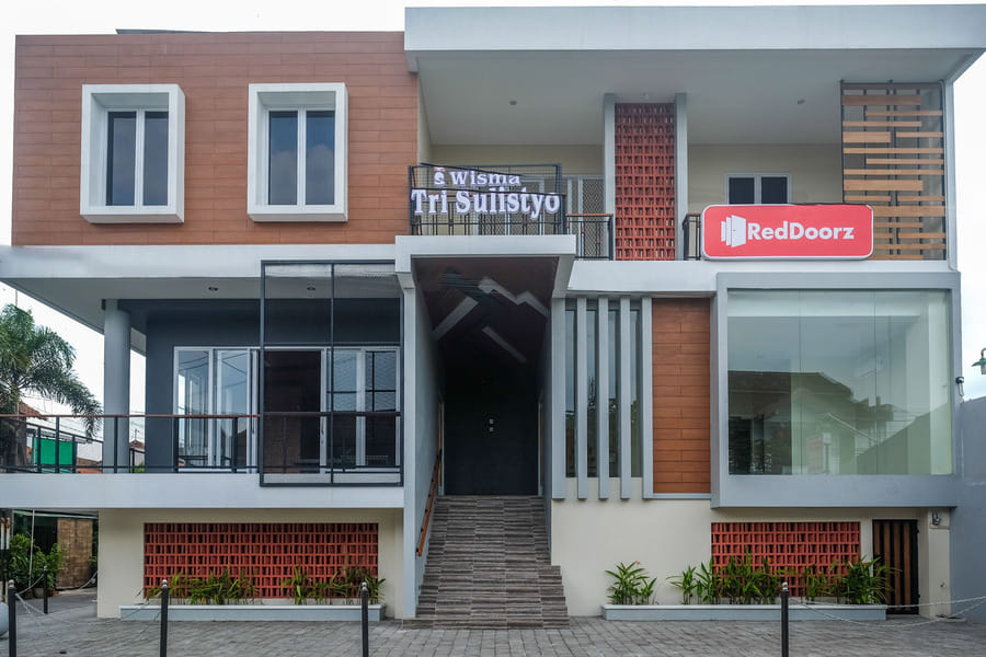 RedDoorz Plus near UMS Solo 2
