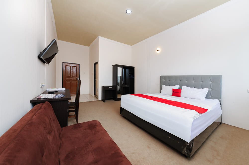 RedDoorz Superior Room