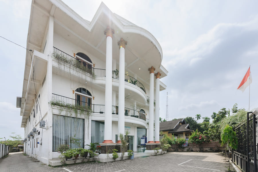 RedDoorz Plus Syariah near Simpang Rimbo Jambi 2