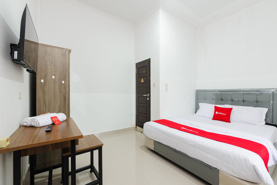 RedDoorz @ Qaireen Living Jambi