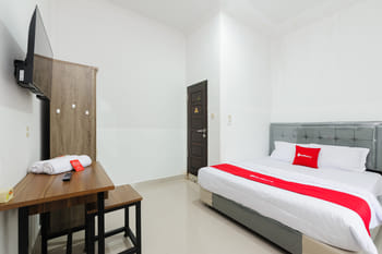 RedDoorz @ Qaireen Living Jambi