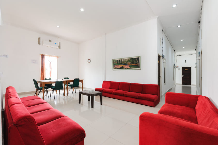 RedDoorz @ Qaireen Living Jambi