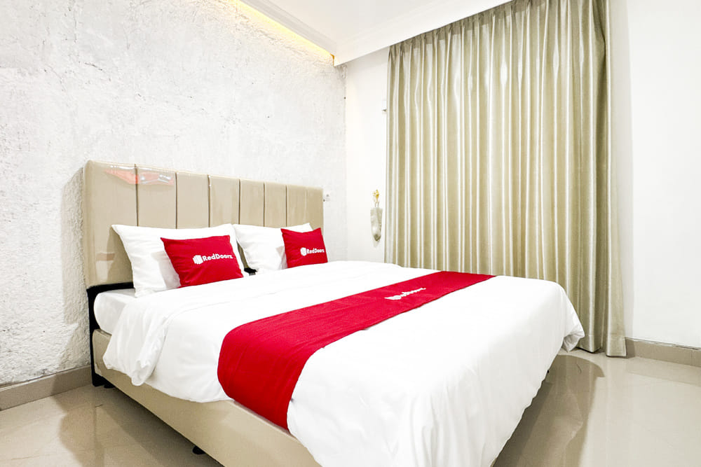 RedDoorz Superior Room