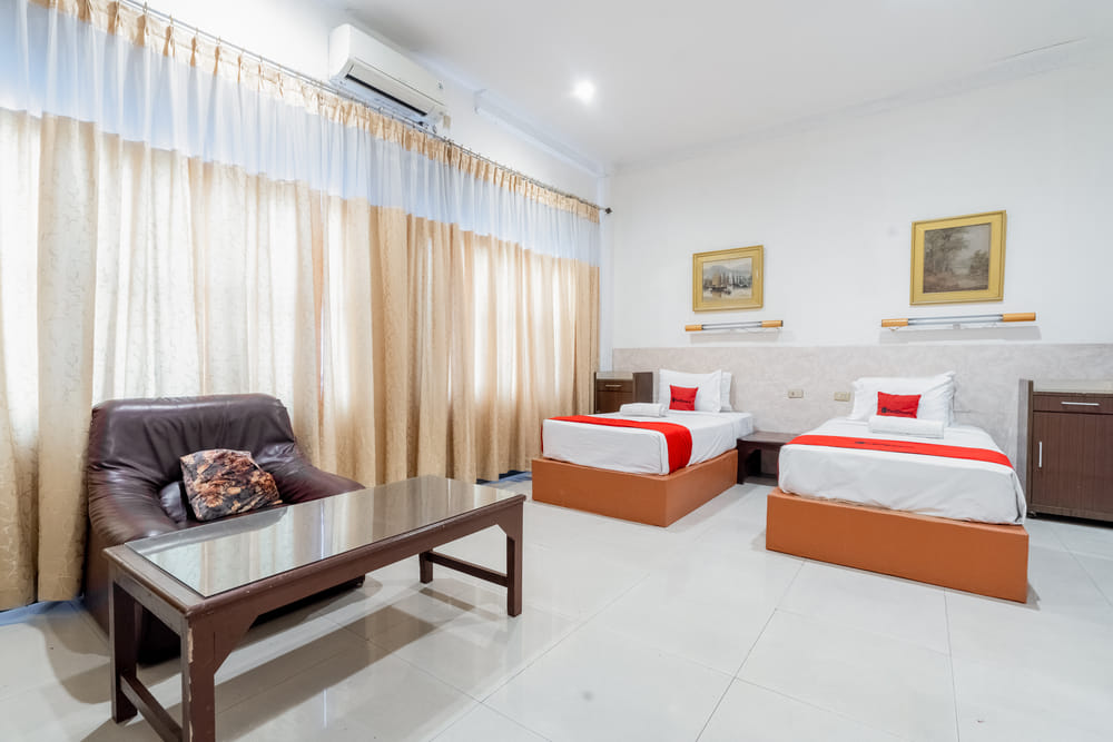 RedDoorz Deluxe Twin Room
